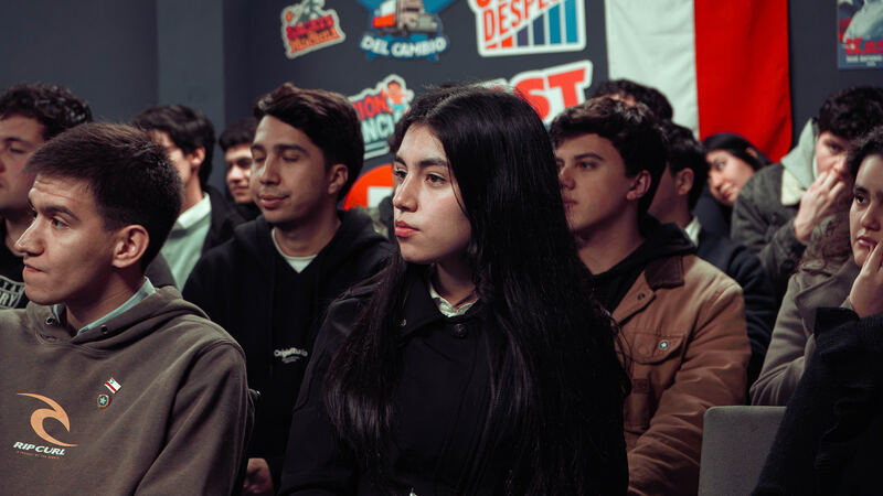 Asistentes siguiendo una conversación en una actividad de la Juventud Republicana.