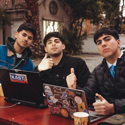 Jóvenes trabajando con computadores en una jornada.