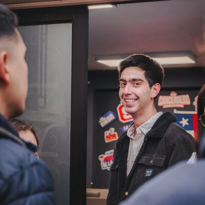 Joven de la Juventud Republicana en la entrada de una sede.