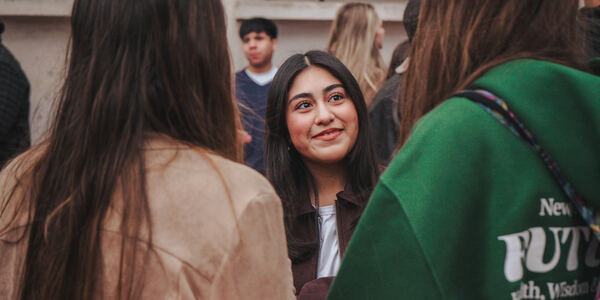 Jóvenes conversando durante una actividad.