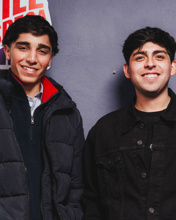 Dos jóvenes de la Juventud Republicana en una actividad.